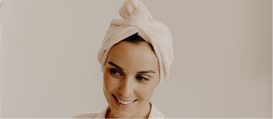 Serviette turban en éponge bambou nouée sur cheveux mouillés après la douche