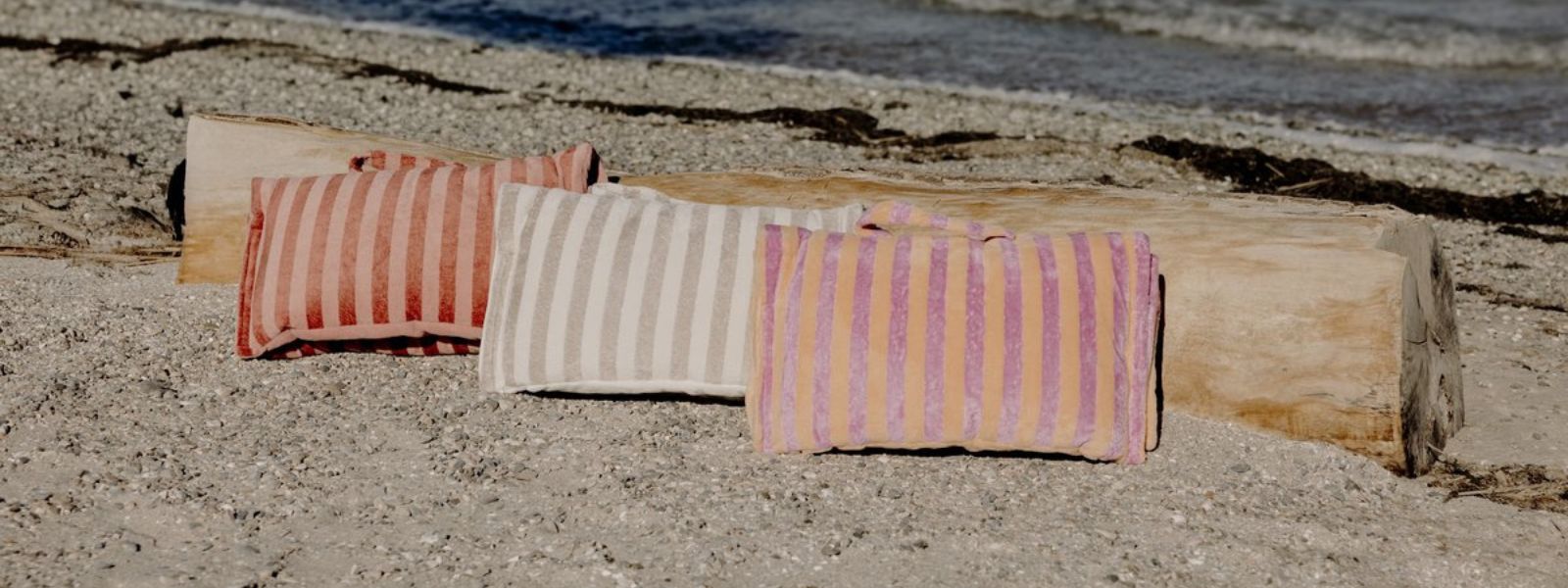 Matelas de plage en éponge bambou rayée Poule House, panneaux pliables sur sable