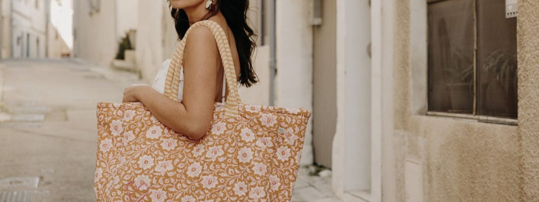Femme portant un grand sac cabas matelassé Poule House à broderie cœur