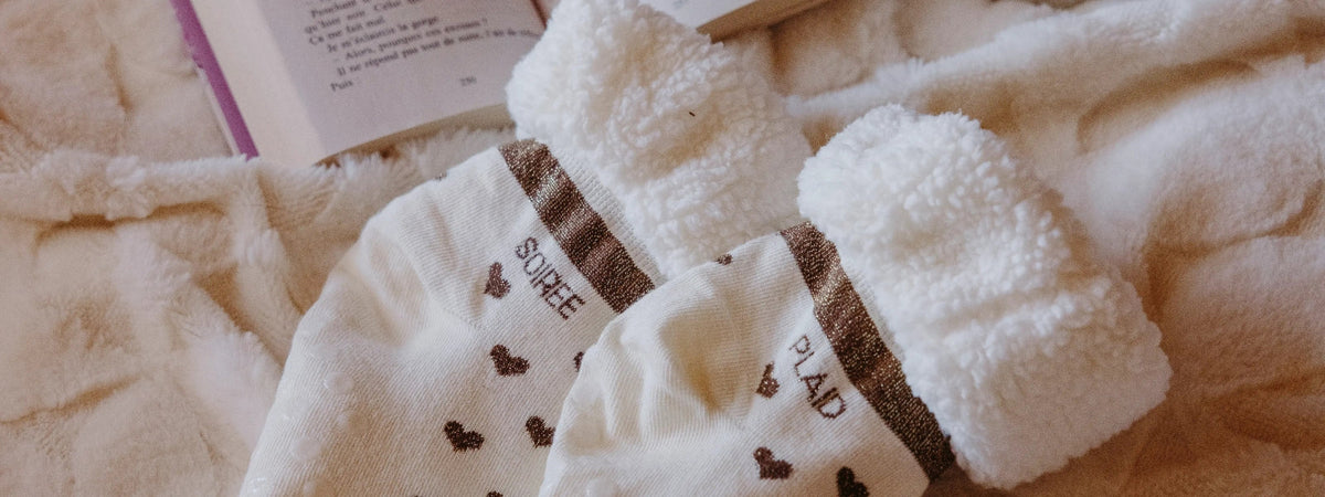Chaussons-chaussettes sherpa écru cœurs lurex rouges portées Poule House 