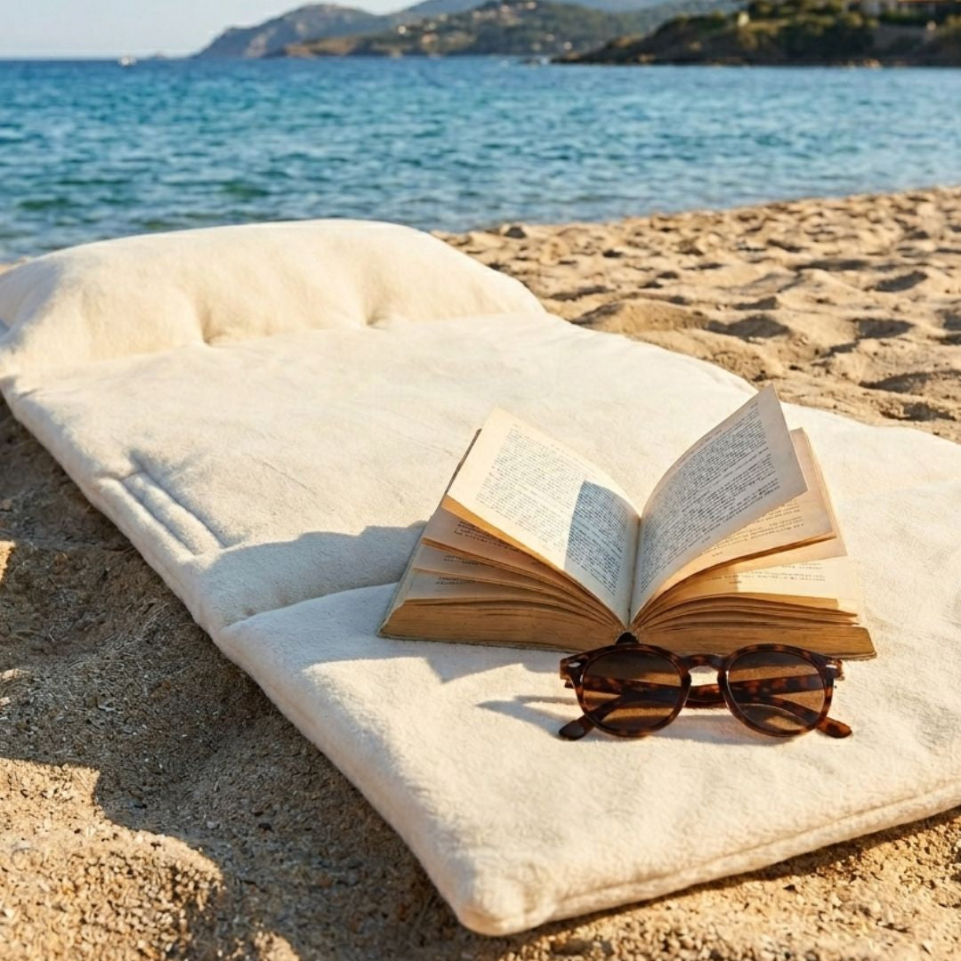 Matelas de plage éponge bambou rayé écru / galet à la plage | Poule House