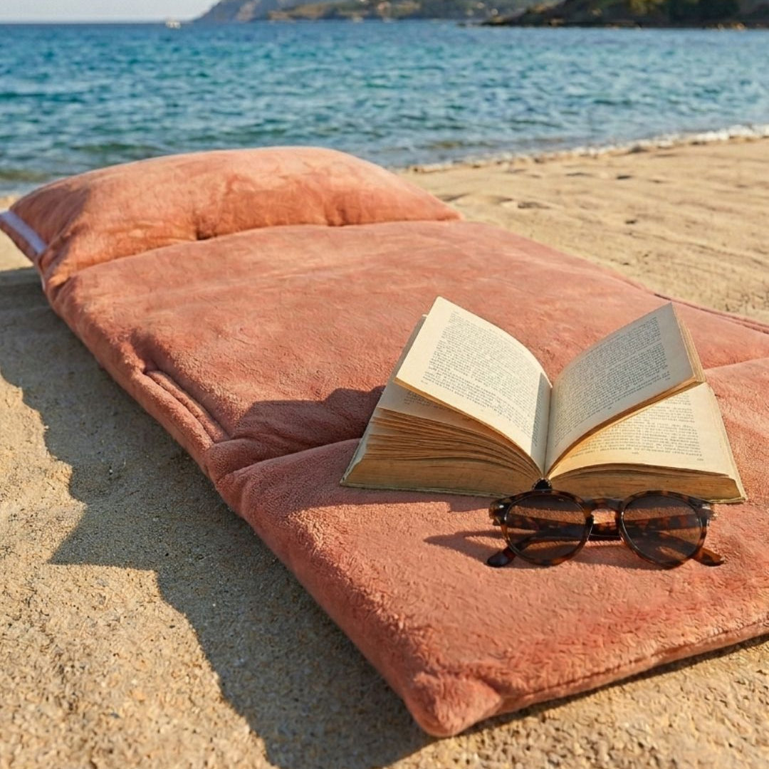 Matelas de plage éponge bambou rayé paprika / marsala à la plage | Poule House
