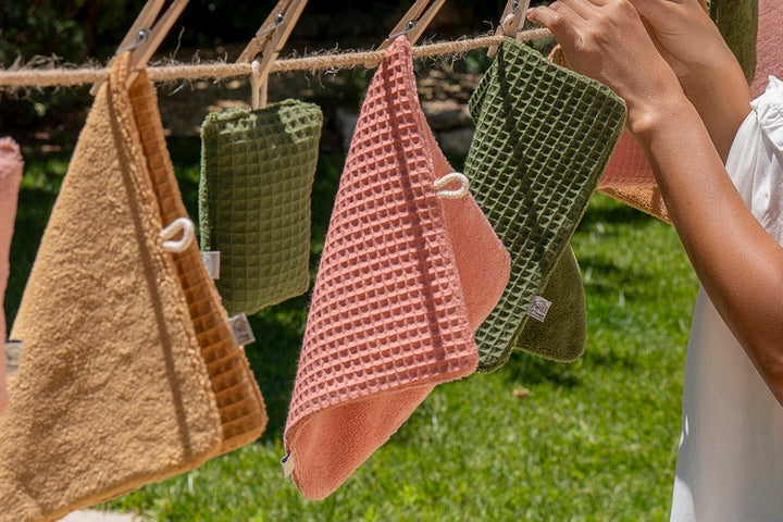 Lavette réutilisable terracotta en usage – plan de travail