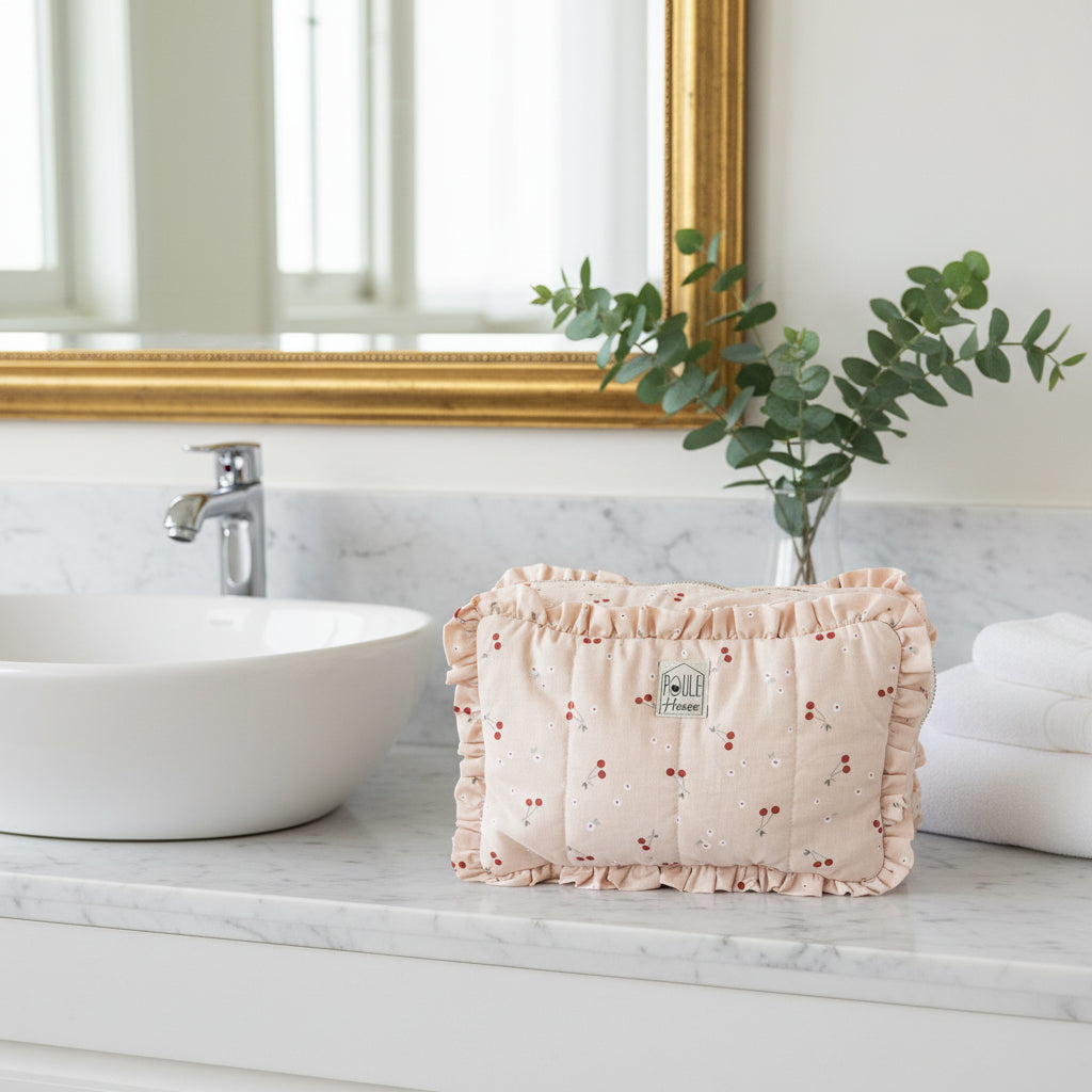 Détail froufrou gaze coton cerises – trousse Marylou