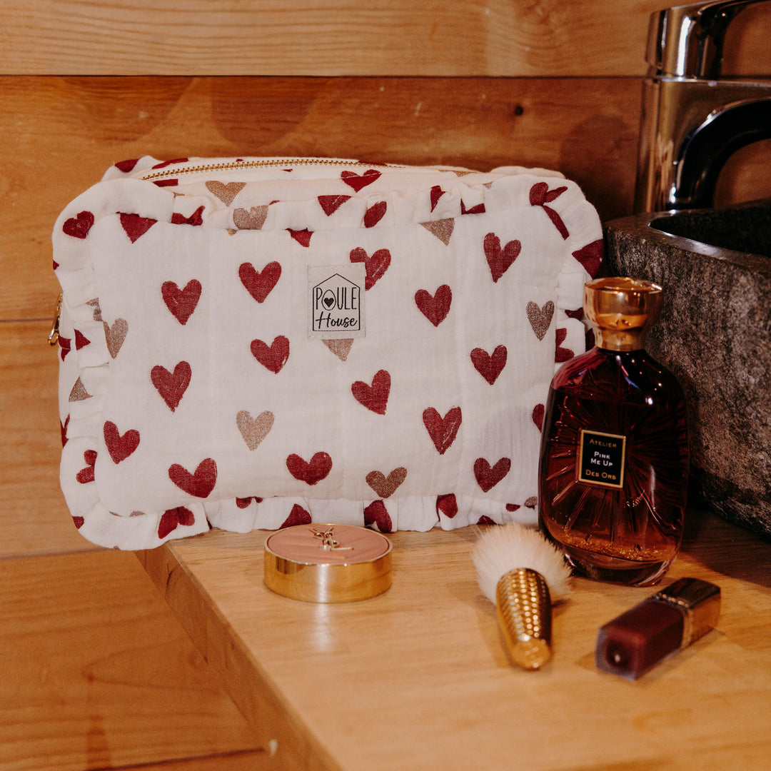 Lifestyle grande trousse de toilette à froufrou Marylou cœurs bordeaux - Poule House