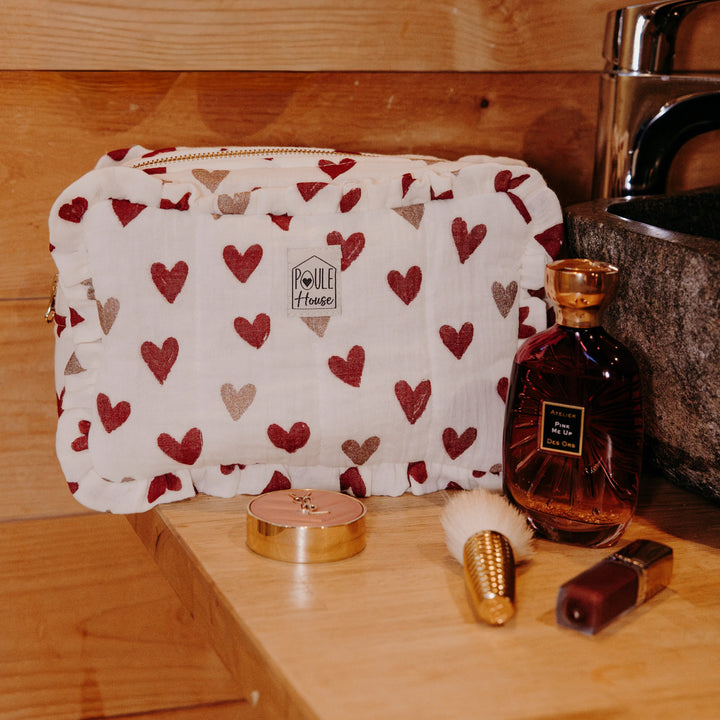 Lifestyle grande trousse de toilette à froufrou Marylou cœurs bordeaux - Poule House