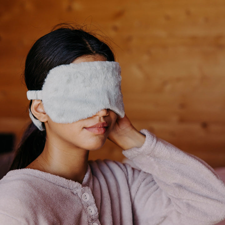 Lifestyle masque de sommeil et chouchou en satin vert de gris - Poule House