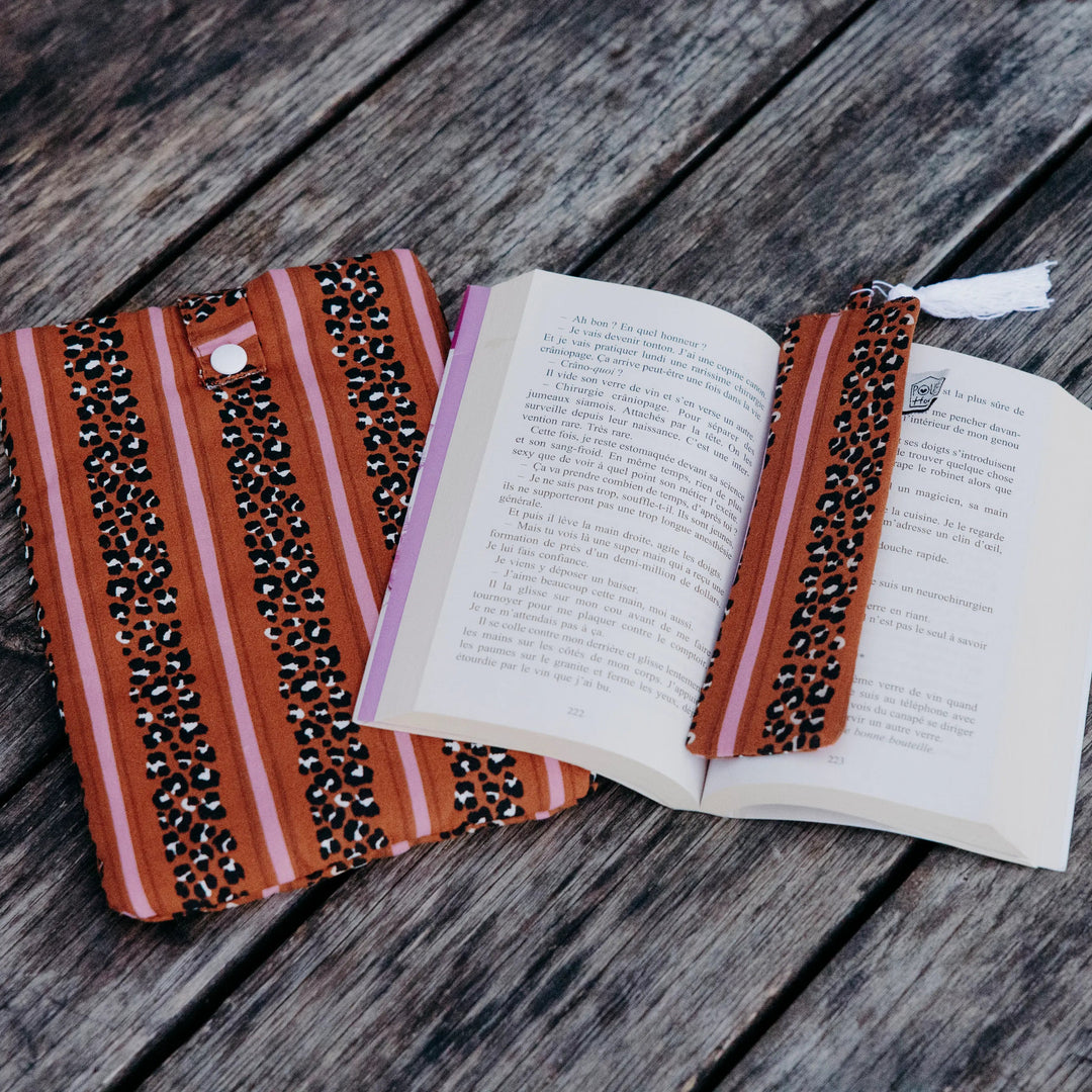 Lifestyle pochette à livre de poche + marque-page léopard rayé toffee - Poule House