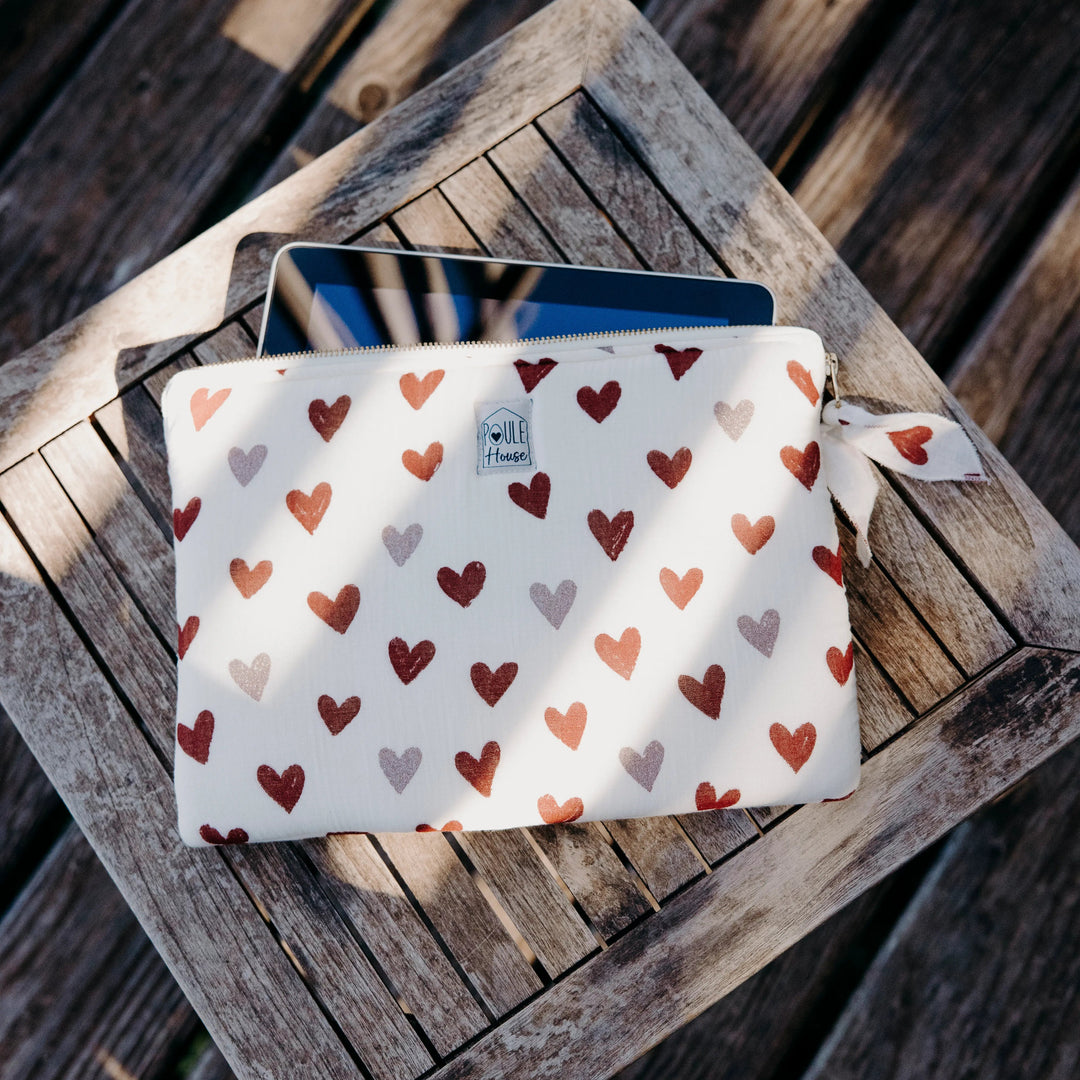 Lifestyle pochette tablette cœurs bordeaux Taille M - Poule House