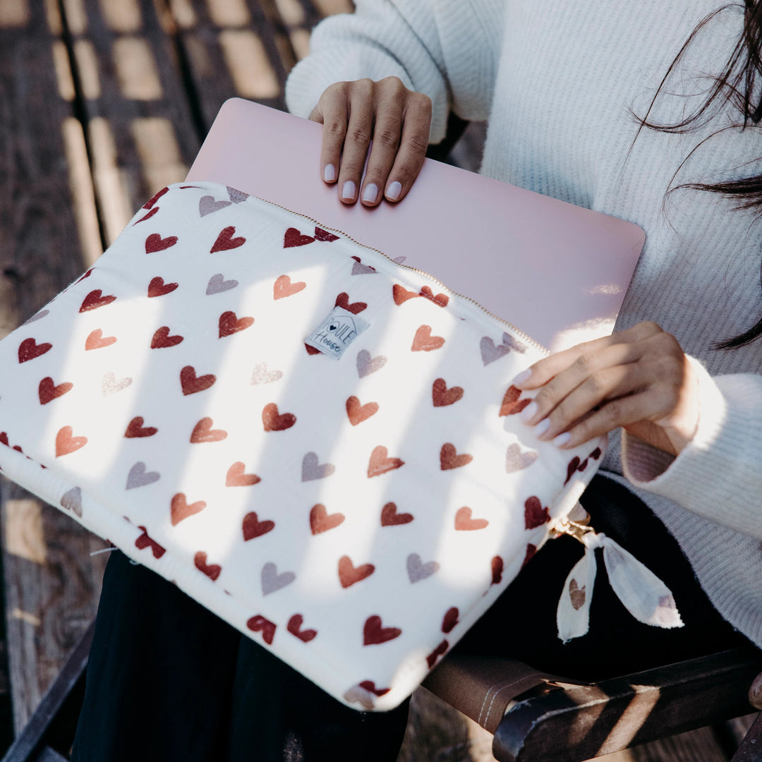 Lifestyle pochette ordinateur cœurs bordeaux Taille L - Poule House