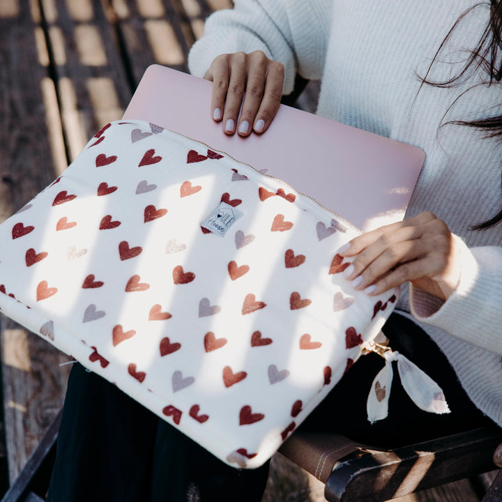 Lifestyle pochette ordinateur cœurs bordeaux Taille L - Poule House