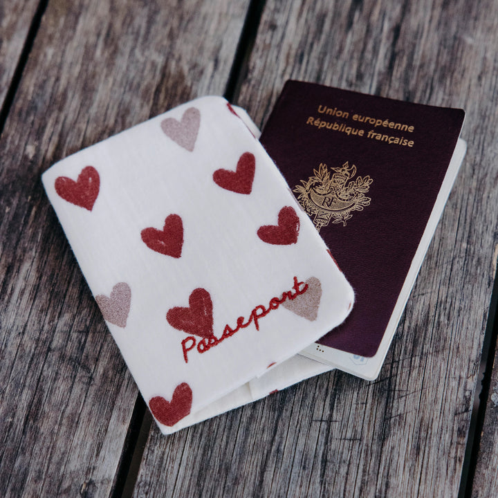 Lifestyle protège-passeport cœurs bordeaux - Poule House