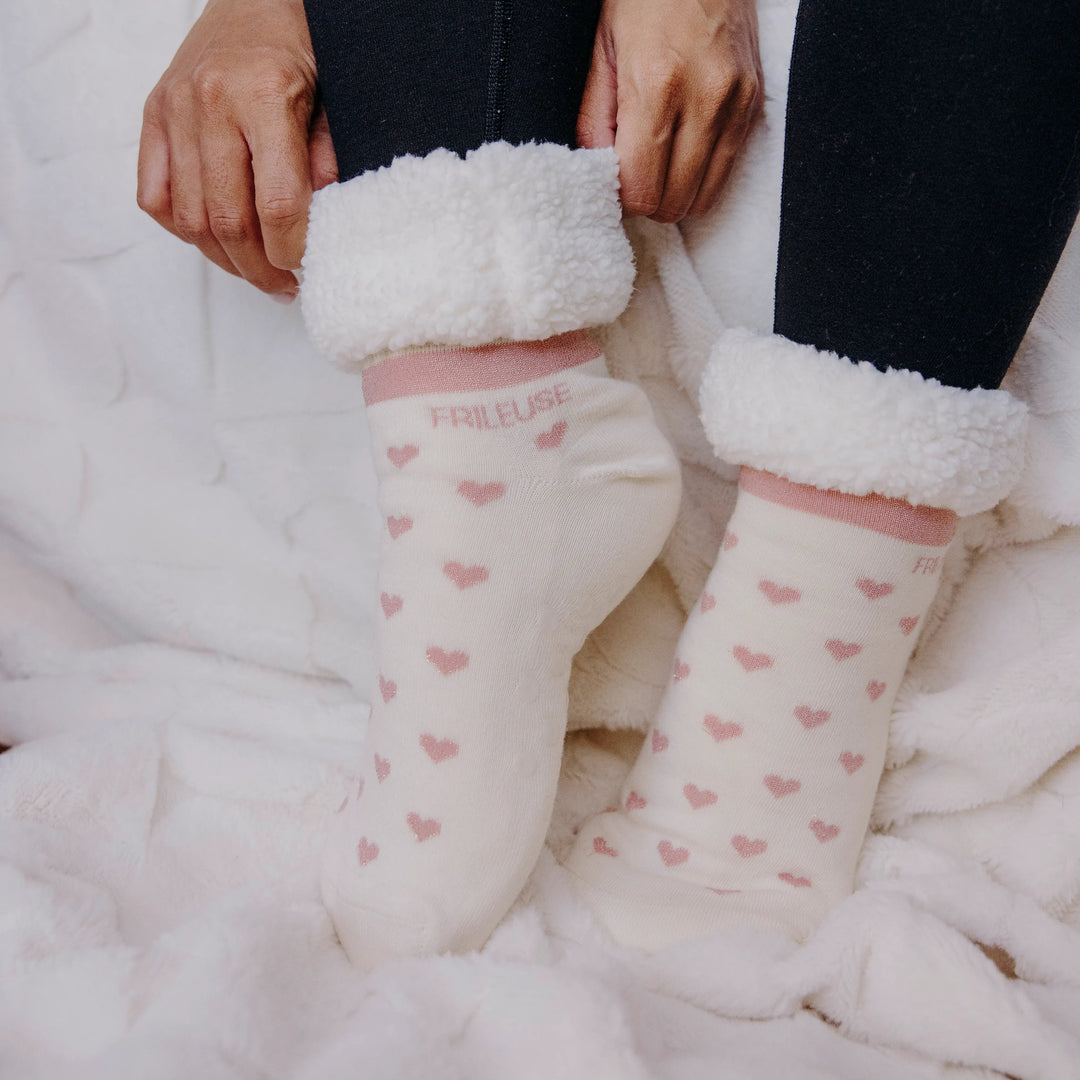 Chaussons-chaussettes sherpa écru cœurs lurex roses message FRILEUSE Poule House