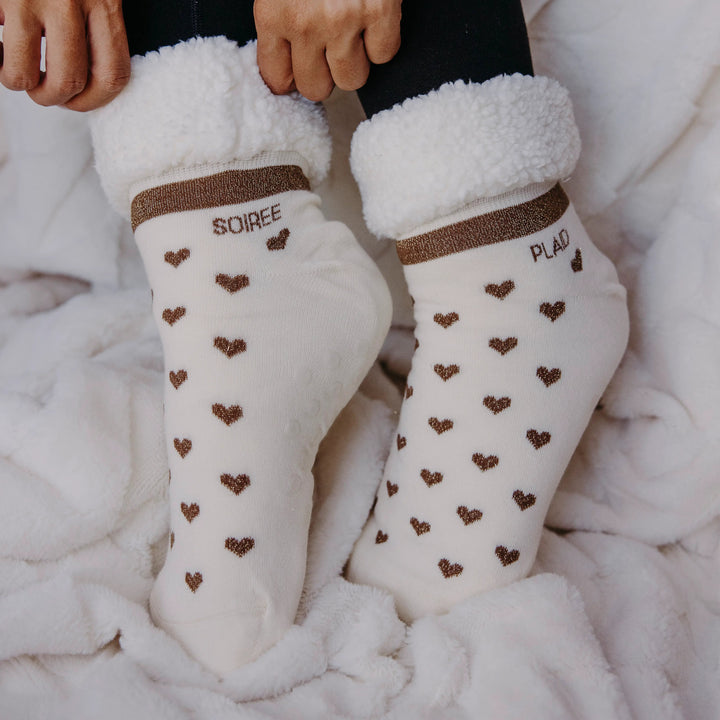 Chaussons-chaussettes sherpa écru cœurs lurex chocolat message SOIRÉE PLAID Poule House