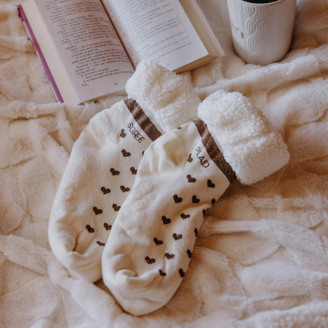 Chaussons-chaussettes sherpa écru cœurs lurex chocolat message SOIRÉE PLAID lifestyle
