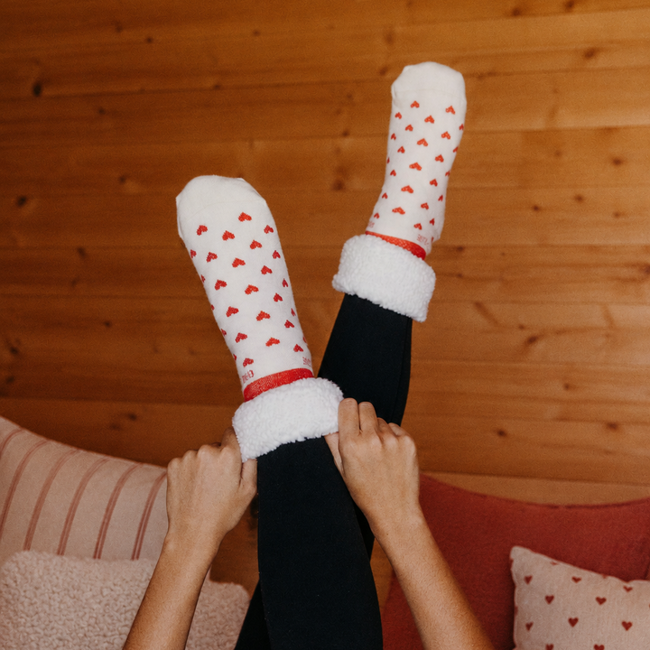 Chaussons-chaussettes sherpa écru cœurs lurex rouges portées Poule House 