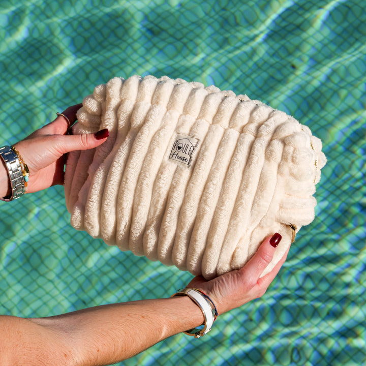 Détail minky matelassé crème – trousse Louise