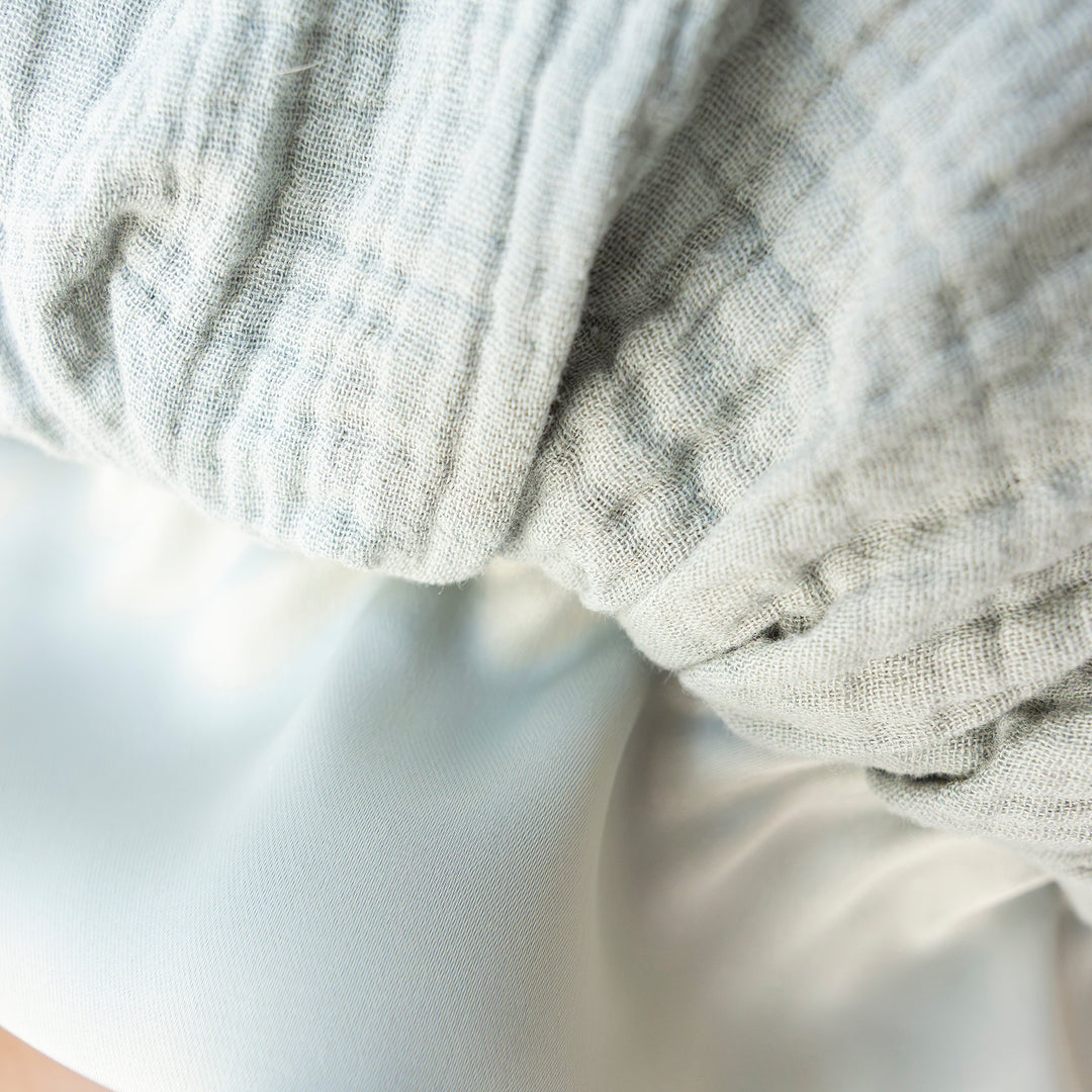 Bonnet de nuit satin et gaze de coton vert de gris vu de près – Poule House