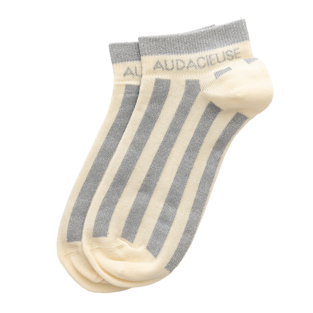 Chaussettes sneakers féminines avec mot "AUDACIEUSE"