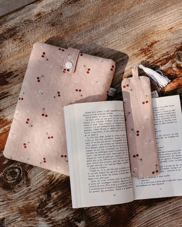 Lifestyle pochette à livre de poche + marque-page cerises - Poule House