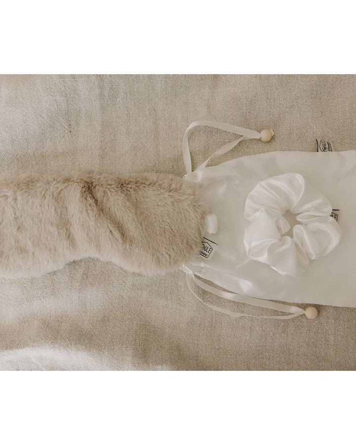 Zoom masque de sommeil et chouchou en satin ivoire - Poule House
