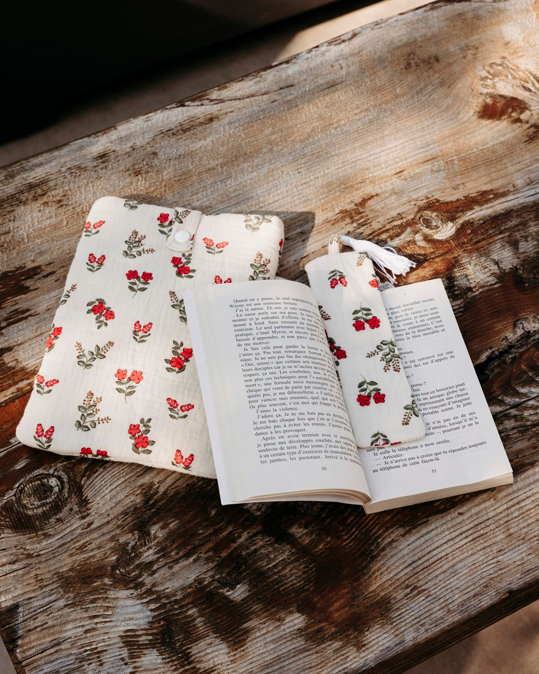 Lifestyle Pochette à livre + marque-page fleurs rouges - Poule House