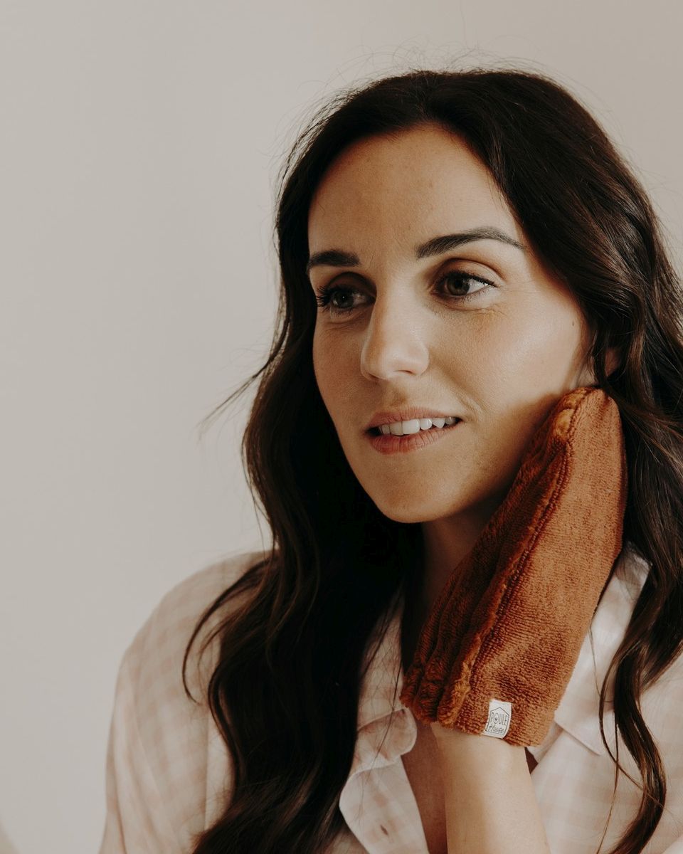 Lifestyle gant démaquillant magique double face caramel - Poule House