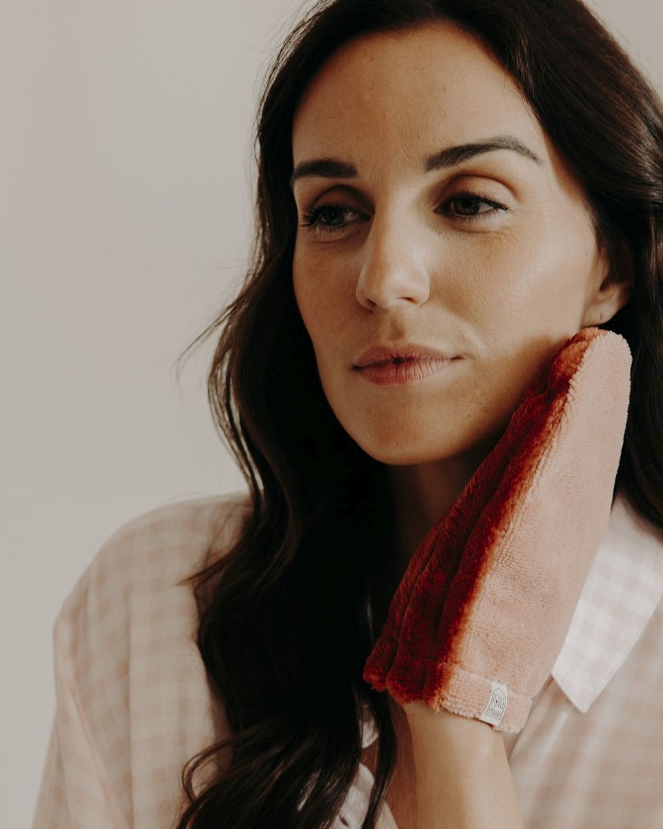 Lifestyle gant démaquillant magique double face terracotta - Poule House