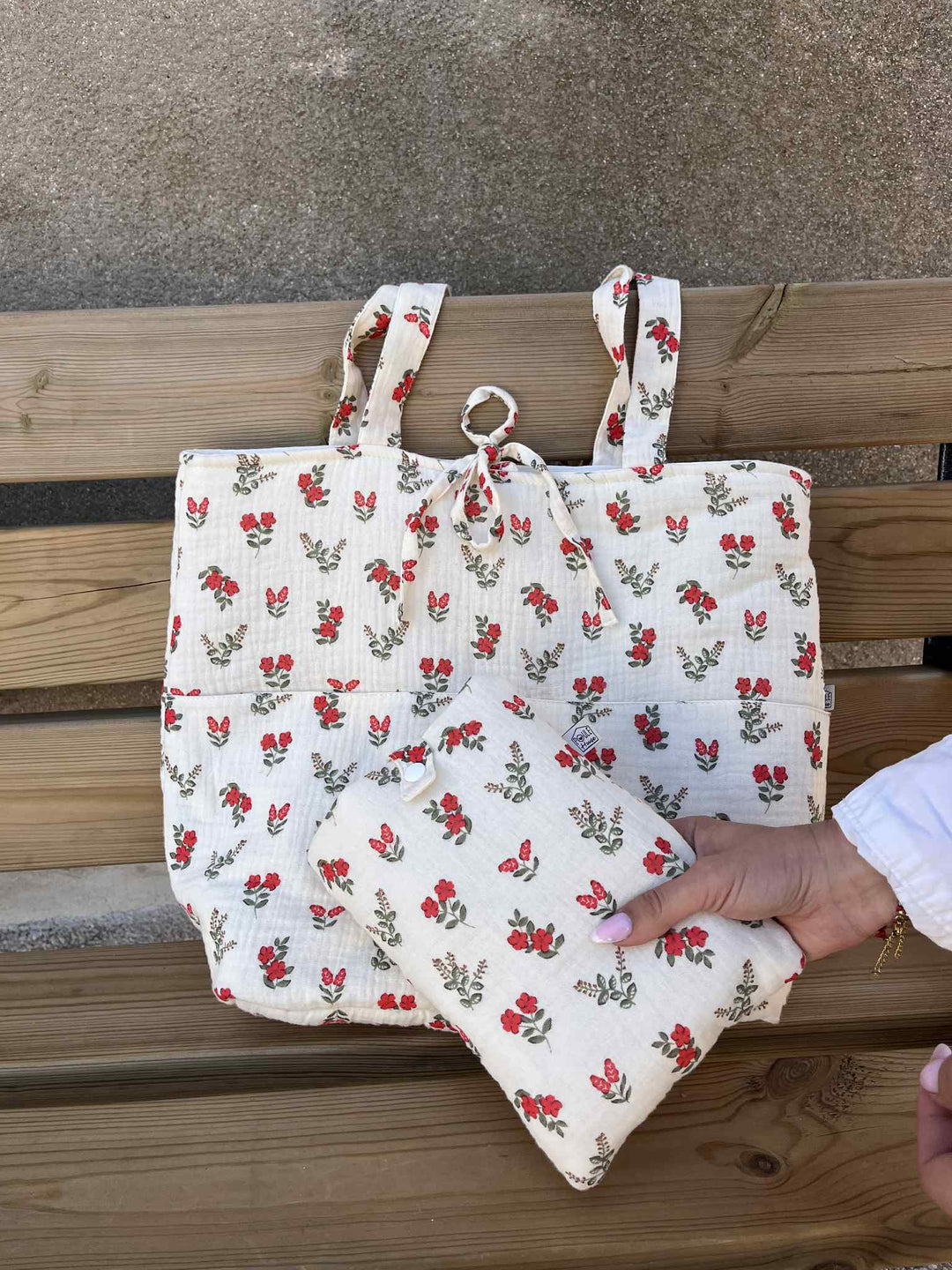 Pochette à livre de poche + marque-page - fleurs rouges