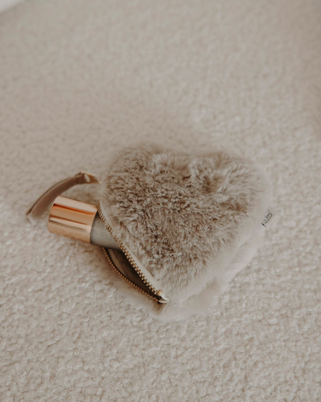 Lifestyle mini trousse cœur fausse fourrure Baby Valentina angora galet - Poule House