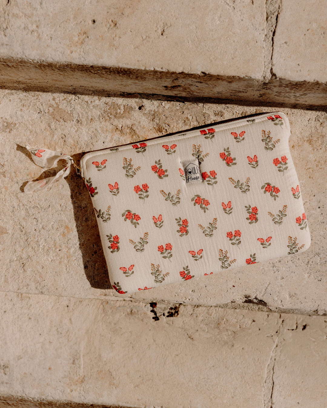 Lifestyle pochette tablette fleurs rouges Taille M - Poule House