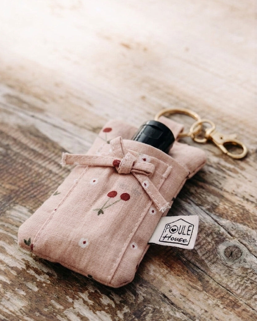 Lifestyle porte-clés 2 en 1 pour baume à lèvres cerises - Poule House