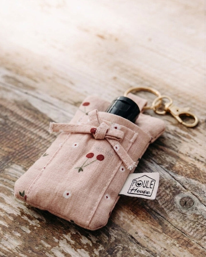 Lifestyle porte-clés 2 en 1 pour baume à lèvres cerises - Poule House