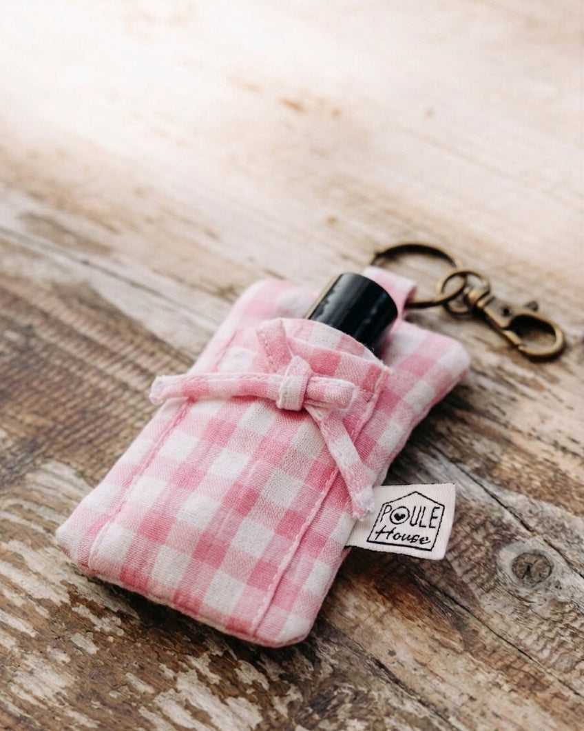 Lifestyle porte-clés 2 en 1 pour baume à lèvres vichy rose - Poule House