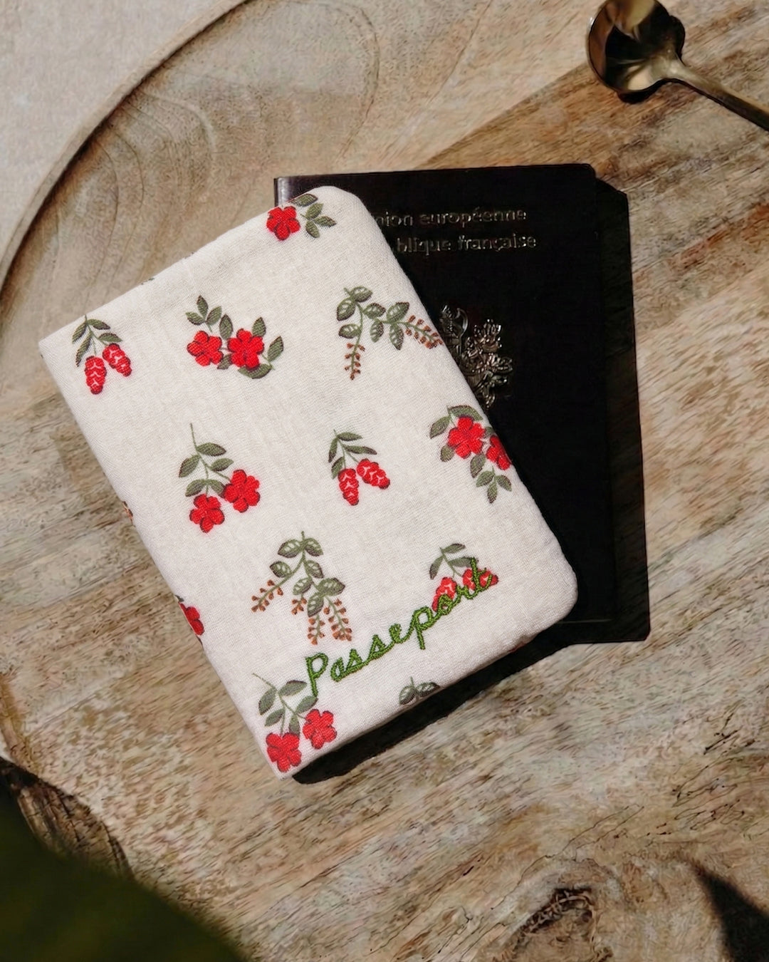 Lifestyle protège-passeport fleurs rouges - Poule House