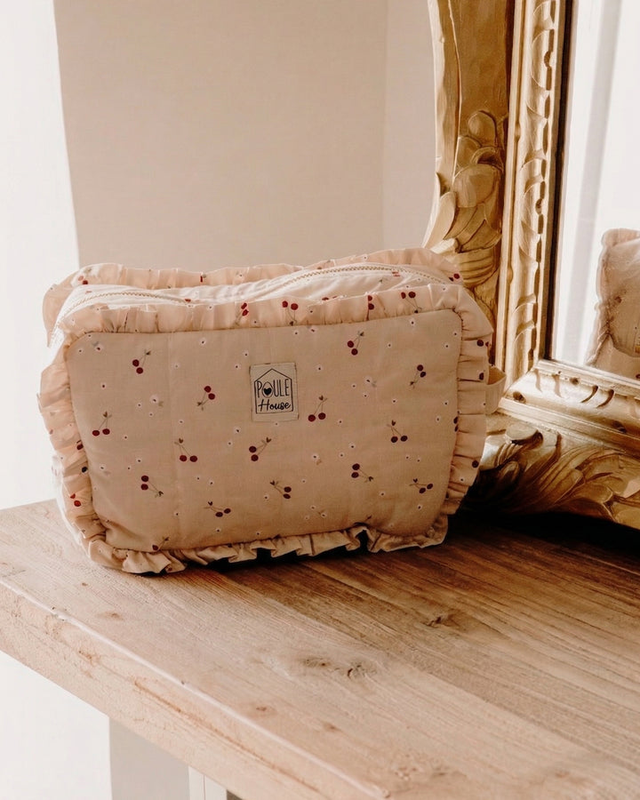 Lifestyle grande trousse de toilette à froufrou Marylou cerises - Poule House