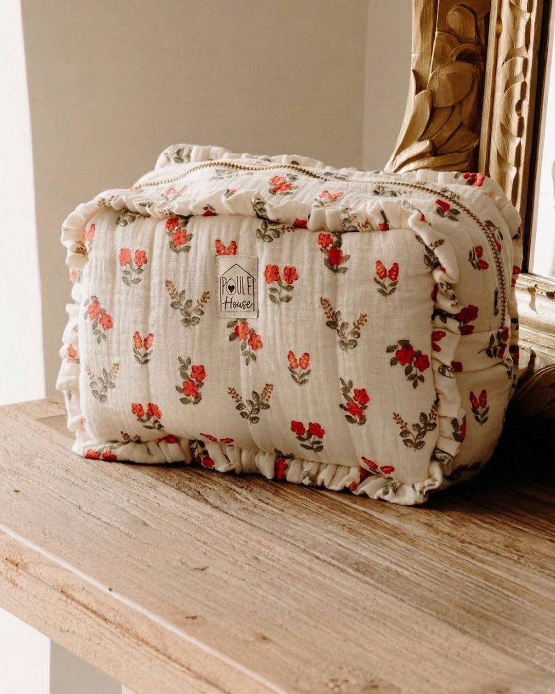 Lifestyle grande trousse de toilette à froufrou Marylou fleurs rouges - Poule House