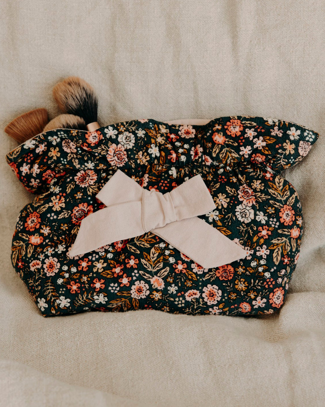 Lifestyle trousse maquillage velours à nœud motif floral - Poule House